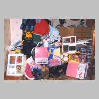 111-1130 Die mitgebrachten Spenden werden zunaechst im Buero der Heimleiterin abgestellt (Foto Kenzler).jpg